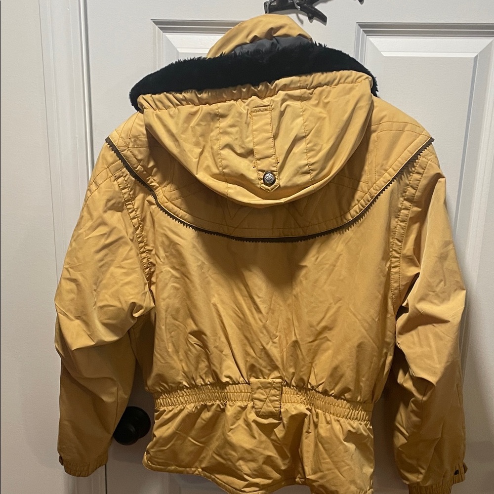 Obermeyer Yellow Jacket with Black Accents with fridged hood - Picture 5 of 5